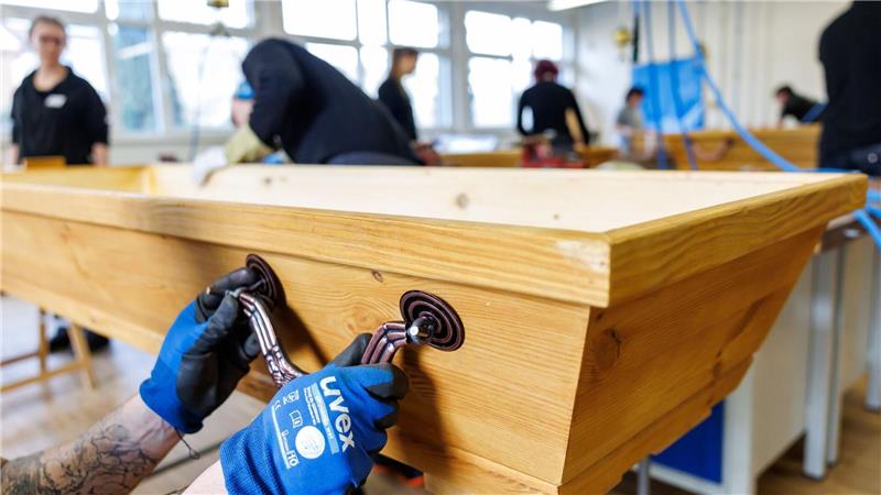 Griffe werden nach Kundenwünschen individuell an Särge angebracht.