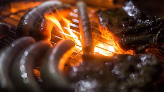 Grillen ist beliebt - die Fleischpreise sind allerdings in den vergangenen Jahren kontinuierlich gestiegen.
