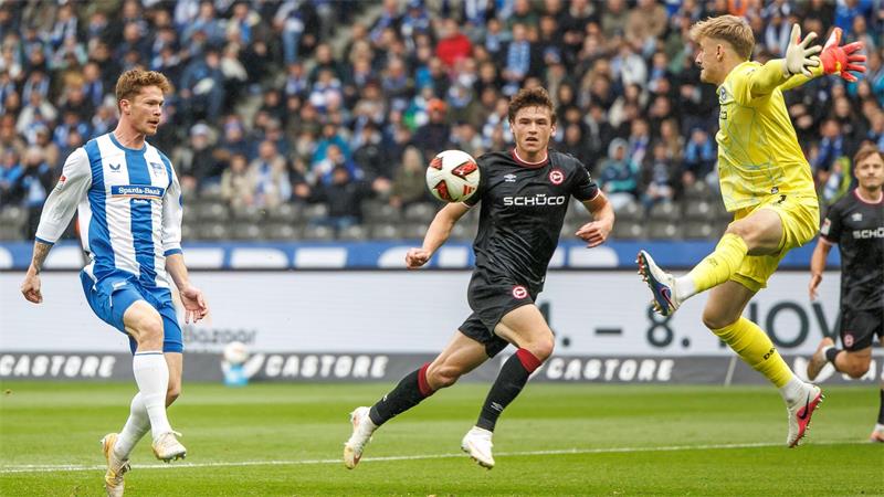 Last-Minute-Elfer: Hertha besiegt Bielefeld 1:0 Grönning (l) ließ erneut eine Großchance aus.