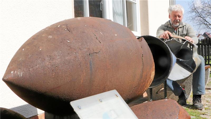 Größenvergleich: Vor dem Abbenröder Heimatmuseum stellt Andreas Weihe Teile einer 1600 Kilo schweren Panzer brechenden Bombe aus.