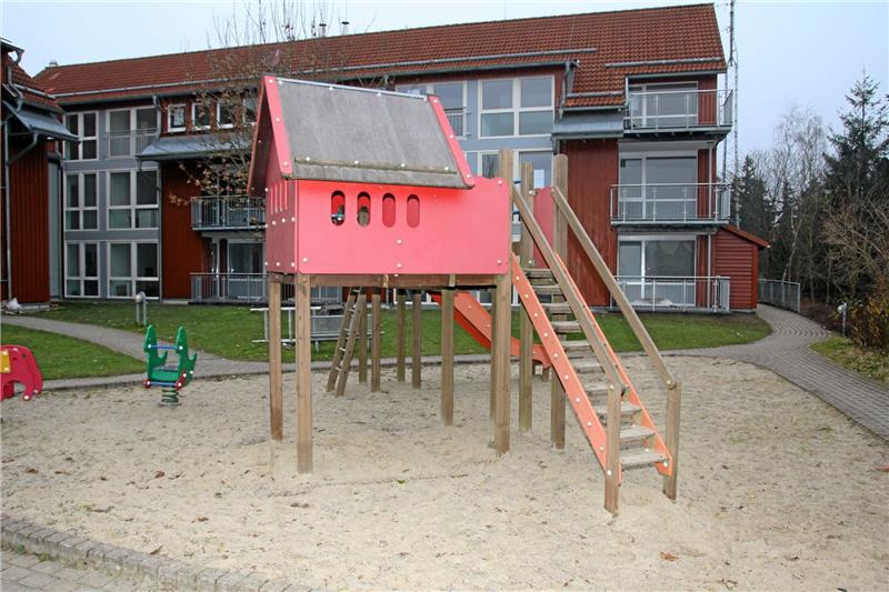 Erholungswerk investiert Millionen Größere Balkone, neuer Anstrich und neue Fenster: Das Erholungswerk eröffnet mit Chef Werner Bossert seine Ferienwohnungsanlage. Fotos: Eggers