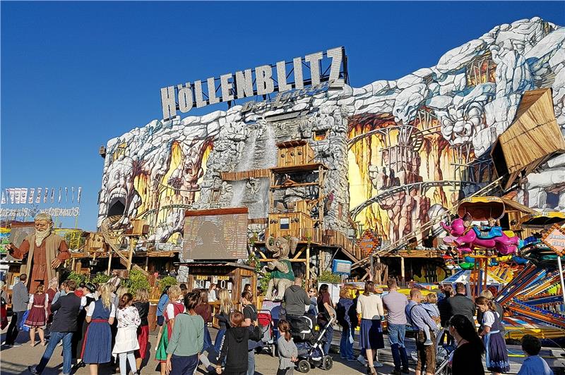 Mit dem Höllenblitz aus der Kirmes-Krise Größte Indoor-Achterbahn der Welt: Der Höllenblitz soll die Attraktion auf dem diesjährigen Schützenfest werden. Foto: Betreiber