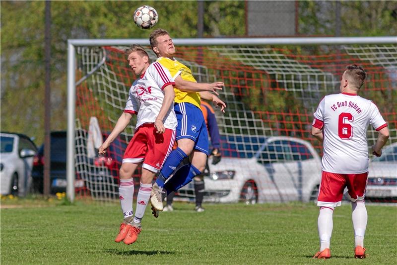 Groß Döhrens David Scheulen (li.) zieht auch in diesem Kopfballduell gegen den Remlinger Alexander Klusmann den Kürzeren. Foto; Drechsler