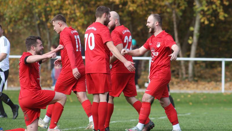 7:0! FC Groß Döhren schießt den Vogel ab Groß Döhrens Domenik Müller (r.) holt sich die Glückwünsche seiner Mannschaftskameraden nach dem 1:0 gegen den SV Hahndorf ab. Foto: Gietemann
