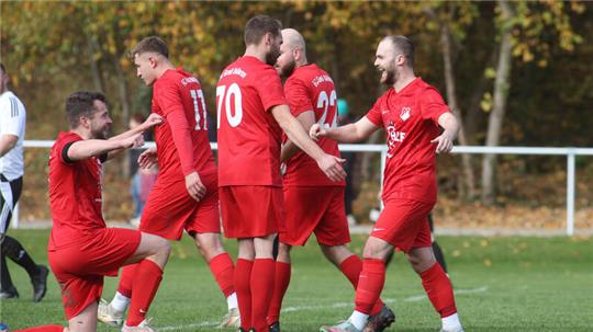 Groß Döhrens Domenik Müller (r.) holt sich die Glückwünsche seiner Mannschaftskameraden nach dem 1:0 gegen den SV Hahndorf ab. Foto: Gietemann