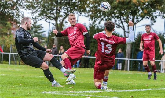 Groß Döhrens Domenik Müller wird von den Harlingerödern Maurice Krause (r.) und Nico Pages entscheidend bei diesem Abschluss gestört. Am Ende gewinnt der FC aber mit 3:1. Foto: Neuendorf