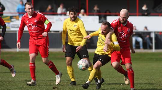 Groß Döhrens Lars Haupt (r.) drückt den Rammelsberger Jerom Schliesenski Richtung Boden. FC-Kapitän Jan Dette und Osman Ibo beobachten die Szene. Foto: Gietemann