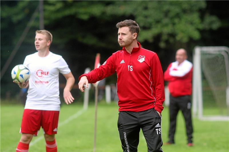 Groß Döhrens Trainer Tim Sonnenberg ist wegen der vielen Probleme mit der bisherigen Saison nicht unzufrieden. Das Spiel am Sonntag gegen den TSV Salzgitter nimmt für ihn dennoch eine große Bedeutung ein.  Foto: Gietemann