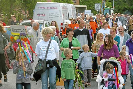 Groß feiern können die Göttingeröder: Zum 75-jährigen Bestehen des Dorfes 2010 gibt es einen Umzug durch den Ort (Bild). Zum 75-jährigen Bestehen von SVG und MGV sowie zum 50. des Gemeindehauses bieten die Gastgeber ihren jüngeren und älteren Gäste vorwiegend am Dorfgemeinschaftshaus Unterhaltung. Archivfoto: Nachtweyh