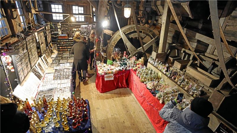 Groß ist das Angebot an Kunsthandwerk im besonderen Ambiente. Da lässt sich auch das eine oder andere zum Verschenken oder Wichteln entdecken. Foto: Neuendorf