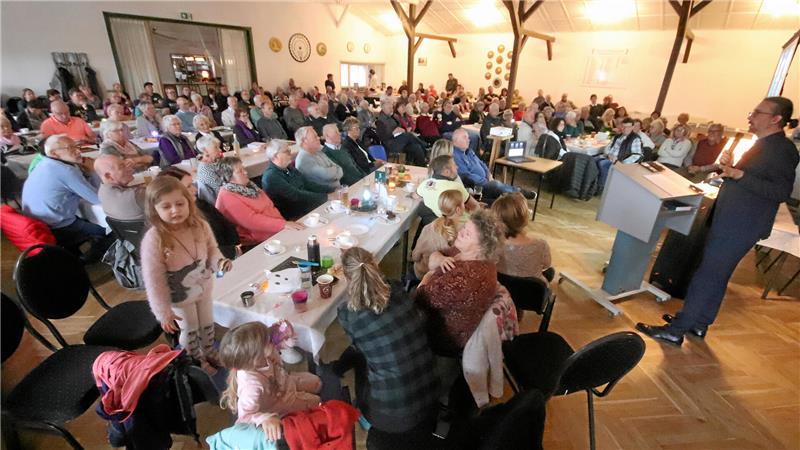 Groß ist das Interesse an der Buchpräsentation, zu der Historiker Justus Vesting (r.) einen Vortrag über Stapelburg und das Leben im Todesstreifen hält.