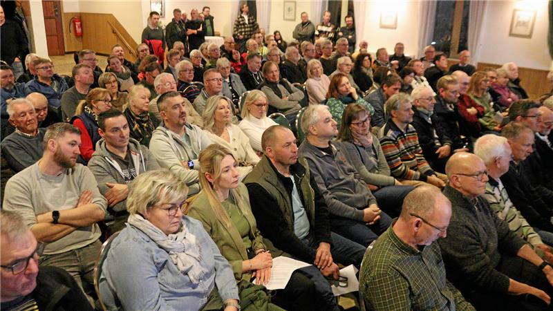 Besucher drängen sich in einem Saal, kein Sitzplatz ist frei.