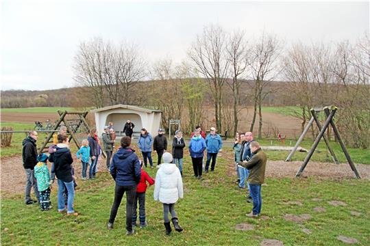 Groß ist das Interesse der Anwohner in Beuchte. Auch zehn Kinder sind zum Treffen mit der Arbeitsgruppe Spielplätze des Gemeinderates gekommen und listen ihren Wünsche auf. Fotos: Hohaus