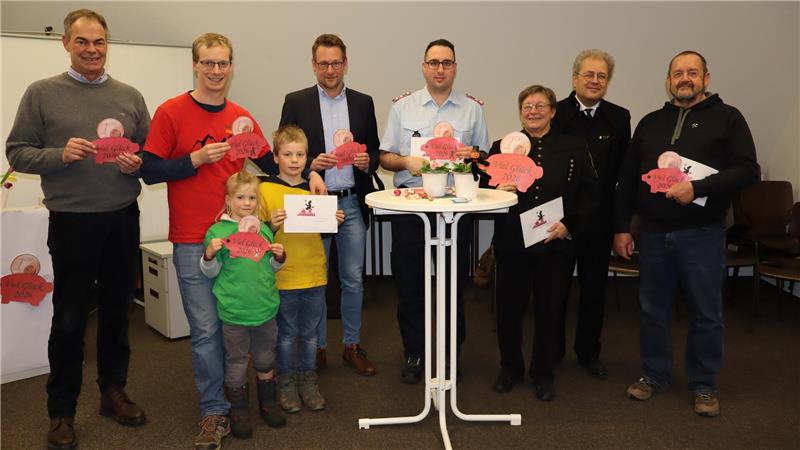 Neun Personen freuen sich über ein Ereignis. 