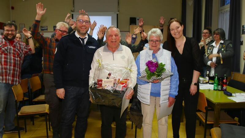 Dörnten: Wilfried und Ute Licht wird Ehrenmitgliedschaft verliehen Groß ist die Freude im DRK-Ortsverein: Gerahmt vom 1. Vorsitzenden Florian Oppermann und Vize-Chefin Julia Loges werden Wilfried und Ute Licht zu Ehrenmitgliedern ernannt.