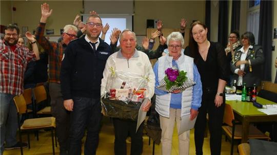 Groß ist die Freude im DRK-Ortsverein: Gerahmt vom 1. Vorsitzenden Florian Oppermann und Vize-Chefin Julia Loges werden Wilfried und Ute Licht zu Ehrenmitgliedern ernannt.