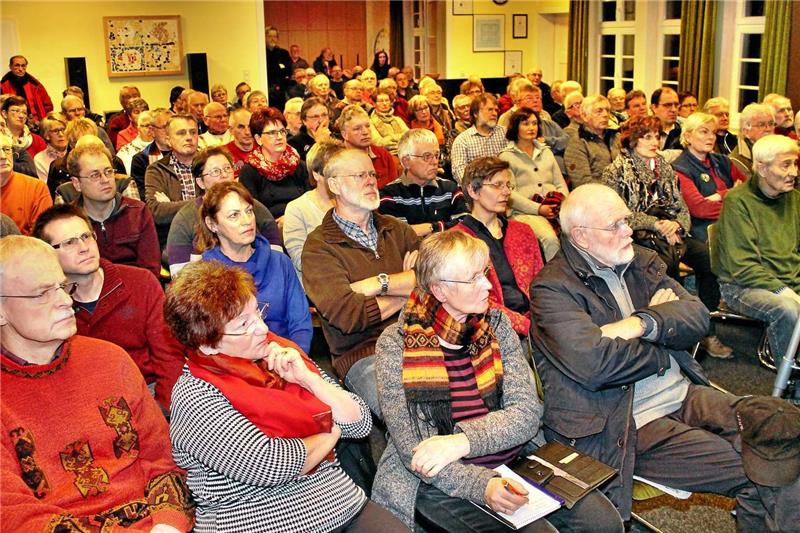 Groß war das Interesse am Vortrag von Dr. Friedhart Knolle über Zwangsarbeit im Bergbau und der Pulverfabrik.  Fotos: Leifeld