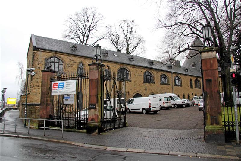 Großaufgebot von Handwerkern: Ein zugeparkter Werderhof-Vorplatz lässt erahnen, dass hinter den Mauern kräftig um- und eingebaut wird.  Foto: Heine