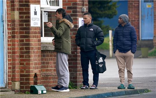 Großbritannien hat ein Platzproblem. Bisher kommen Migranten vor allem in Hotels unter, das kostet nach Regierungsangaben mehr als sechs Millionen Pfund pro Tag.
