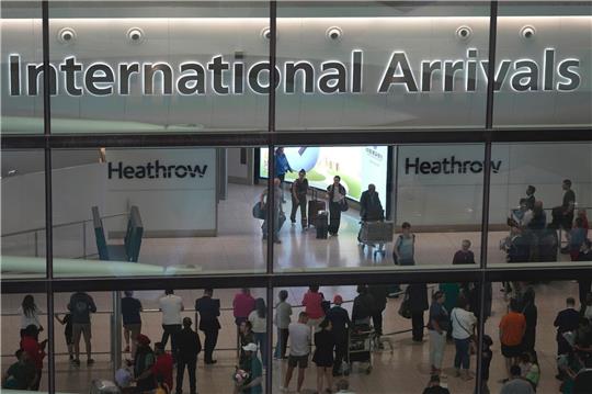 Großbritannien will die Vorgaben für Handgepäck bei Flugreisen lockern.