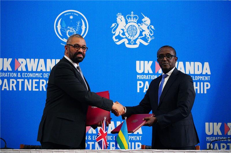 Abkommen: London verschärft Zuwanderungsrecht Großbritanniens Innenminister James Cleverly (l) und Vincent Birut, Außenminister von Ruanda, schütteln sich die Hände. Mit dem neuen Vertrag will die britische Regierung Asylsuchende künftig in das ostafrikanische Land abschieben.