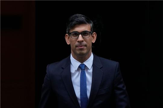 Großbritanniens Premierminister Rishi Sunak verlässt die 10 Downing Street. Die Spekulationen über eine baldige Einigung im Brexit-Streit um Nordirland nehmen immer mehr zu.