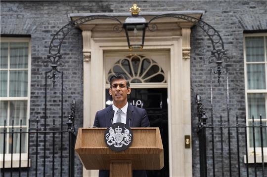 Großbritanniens neuer Premierminister Rishi Sunak bei seiner Ansprache vor der 10 Downing Street.