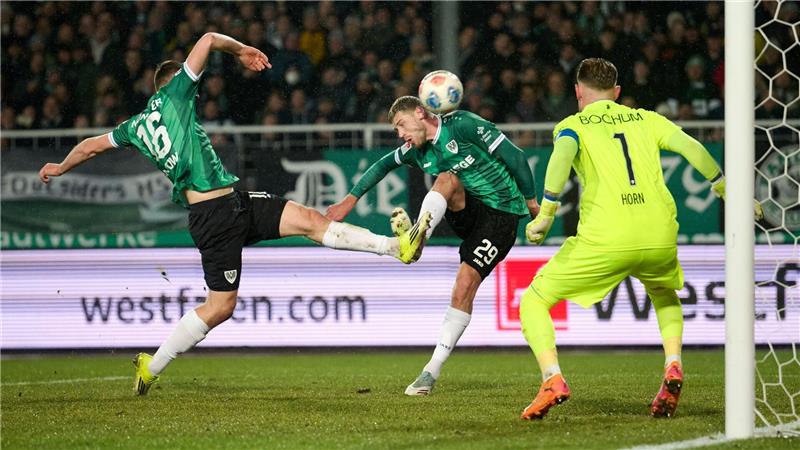 Großchance für Münster: Torge Paetow (l) und Imad Rondic behindern sich vor dem Bochumer Tor gegenseitig.