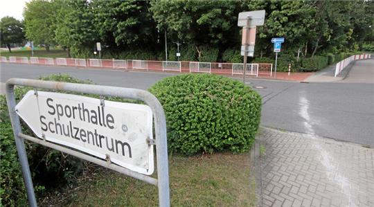 Große Anlage, keine Unterstandsmöglichkeiten – das ist die Haltestellensituation am Schulzentrum in Langelsheim.