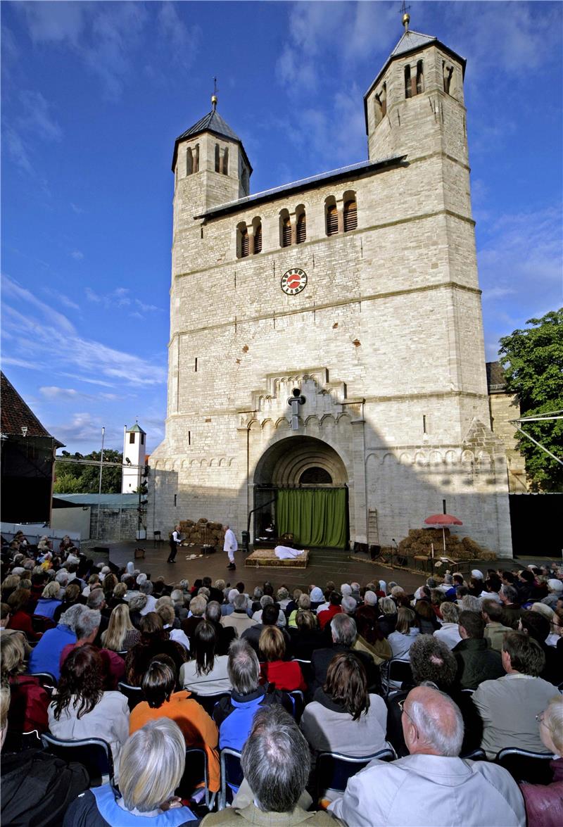 Ex-Geschäftsführer soll 170.0000 Euro Schadensersatz zahlen Große Bühne: Die Gandersheimer Domfestspiele sind eine kulturelle Attraktion in Südniedersachsen.