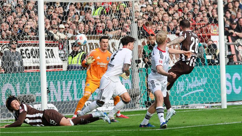 Große Chance für St. Pauli: Paulis Mathias Pereira Lage (r) trifft nur den Pfosten.