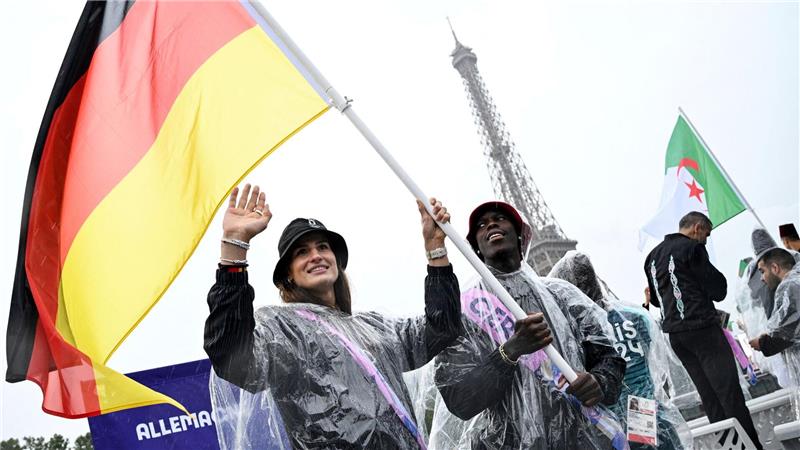 Große Ehre: Anna-Maria Wagner als Fahnenträgerin neben Basketball-Star Dennis Schröder.