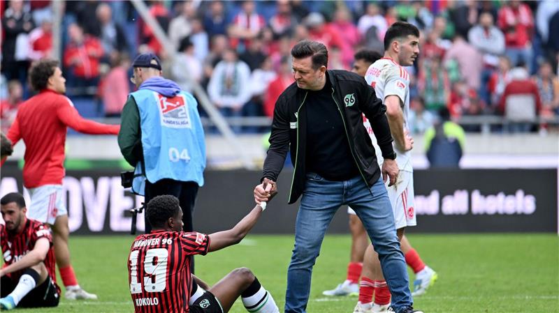 Große Enttäuschung: Hannovers Trainer Christian Titz hilft seinem Spieler William Kokolo nach dem verpassten Aufstieg wieder auf die Beine.