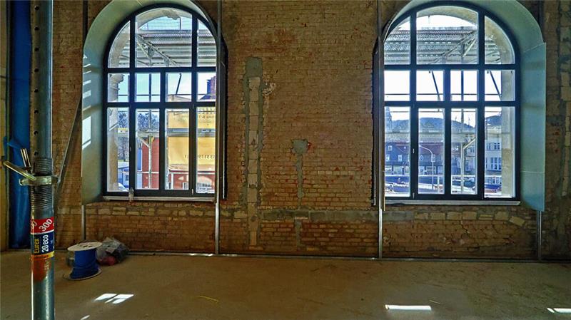 Große Fenster gehören beim ehemaligen Theatergebäude dazu.