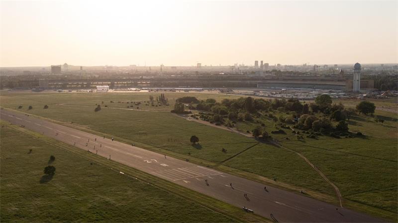 Heiß, heißer, Stadt: Wenn Beton zur Heizung wird Große Freiflächen wie das Tempelhofer Feld in Berlin sind super fürs Stadtklima. (Archivbild)