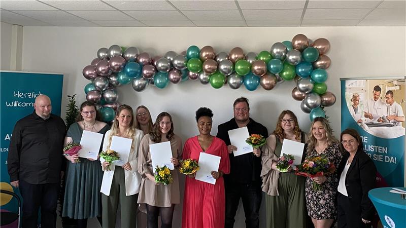 Zwei Einrichtungen aus der Region feiern ihre Absolventen Große Freude nach bestandener Prüfung bei den Frauen und Männern, die ihre Ausbildung im Asklepios-Bildungszentrum absolviert haben.