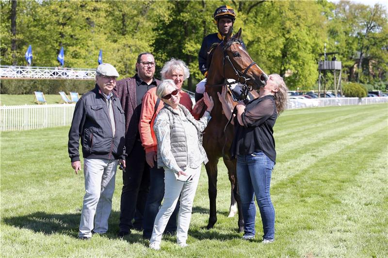 Vier Siege: Harzer Rennstallbesitzer „on fire“ Große Freude nach dem Erfolg von Hope and Believe in Hoppegarten bei den Besitzern um Bernd Reese und Sepp Hellmich (Mitte, hinten von links). Foto: Sorge