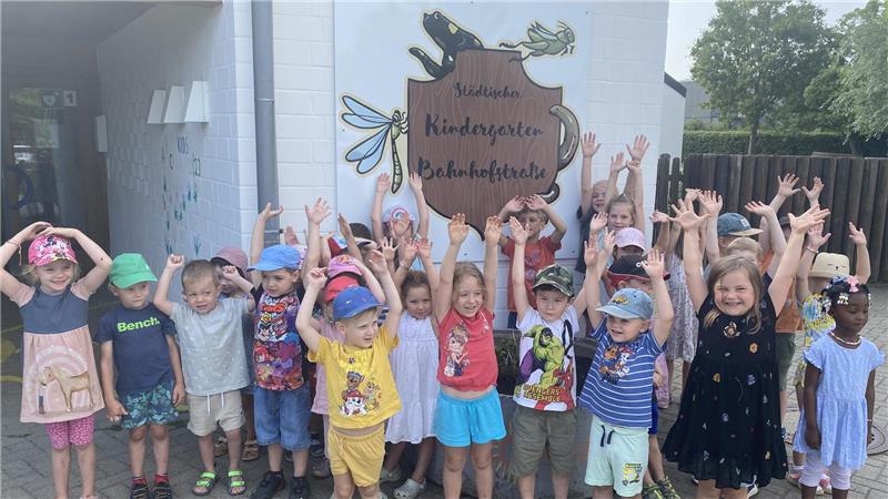 Wie vier Waldtiere bei Harzburger Kindern große Freude auslösen Große Freude über das neue Logo, das nun jeder am Eingang zum Kindergarten Bahnhofstraße sehen kann.
