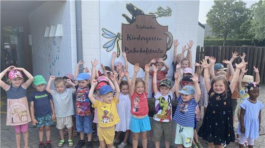 Große Freude über das neue Logo, das nun jeder am Eingang zum Kindergarten Bahnhofstraße sehen kann.