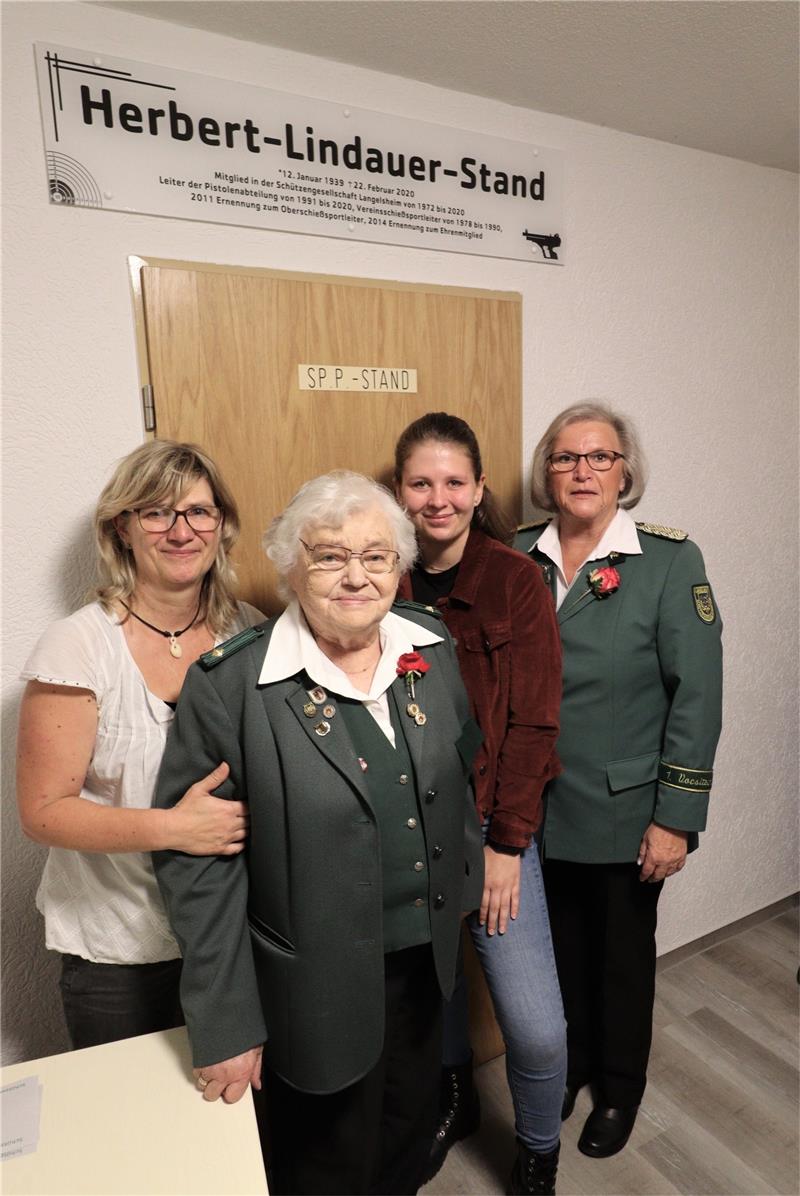 Langelsheimer Schützenhaus runderneuert Große Freude über die posthume Ehre für Herbert Lindauer. Elfriede Lindauer (Bildmitte), Tochter Christiane (links) Enkelin Lea mit Schützenchefin Astrid Rothhardt vor dem Herbert-Lindauer-Stand . Fotos: Neddermeier