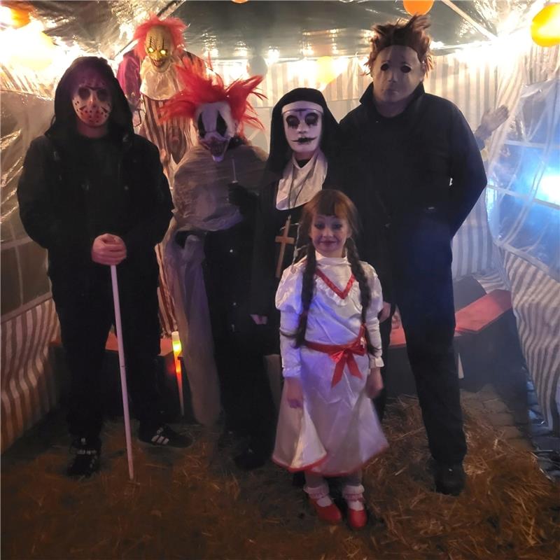 Kürbiskotze und Geistertränen aus dem Bad Harzburger Hexenkessel Große Halloween-Fans: Familie Thiess in ihren gruseligen Outfits. Foto: Privat