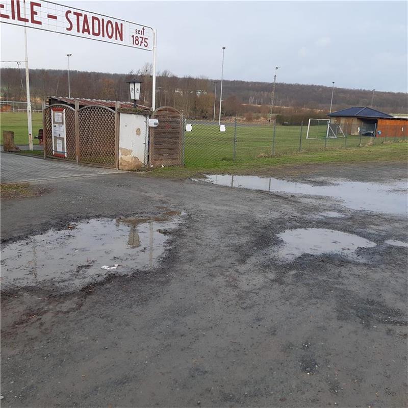 Viele Zwangspunkte bestimmen Park-Gestaltung in Lutter Große Löcher gefüllt mit Regenwasser bestimmen die Parkflächen am Neile-Stadion in Lutter. Hier soll der Bauhof der Stadt möglichst bald die Krater verfüllen. Foto: Hohaus