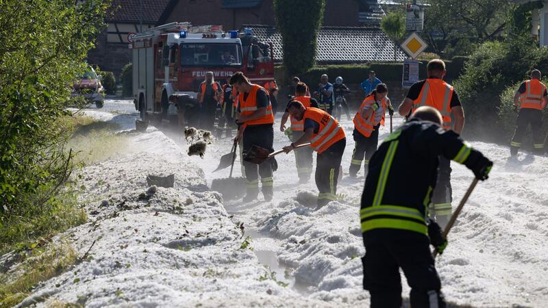 Große Mengen Hagelkörner können wie Schnee im Sommer aussehen. (Archivbild)