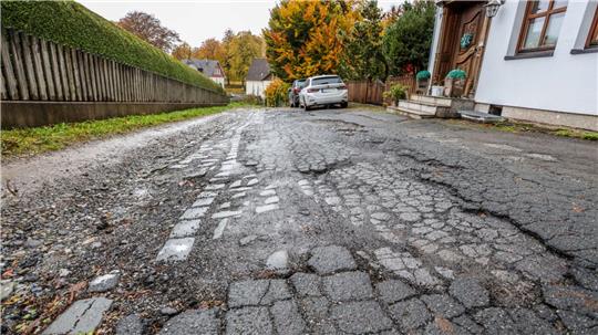 Große Schlaglöcher prägen das Bild in der Straße An den Abtshöfen. Darum wird die Straße saniert.