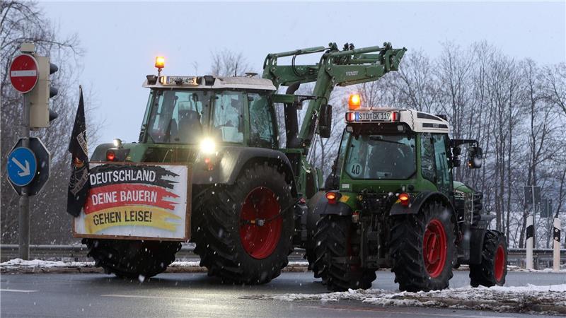 Große Traktoren haben Straßen blockiert - Landwirte äußerten damit ihren Protest gegen das Mercosur-Abkommen. 