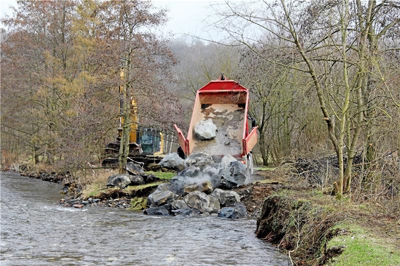 Große Wasserbausteine werden an die Oker gekippt.  Fotos: Hohaus