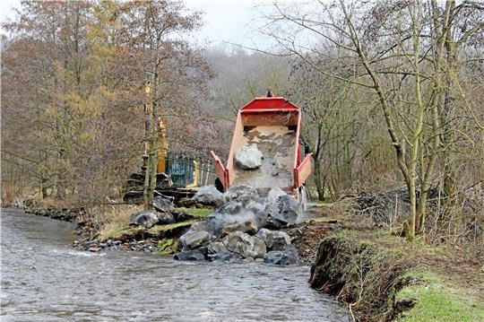 Große Wasserbausteine werden an die Oker gekippt.  Fotos: Hohaus