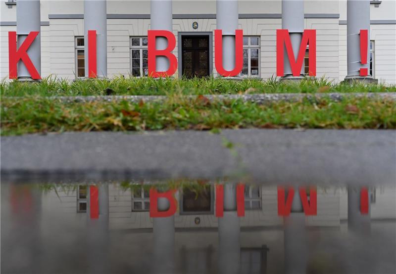 Große rote Buchstaben mit der Aufschrift "KIBUM" (Kinder- und Jugendbuchmesse) vor dem Gebäude der Stadtbibliothek.