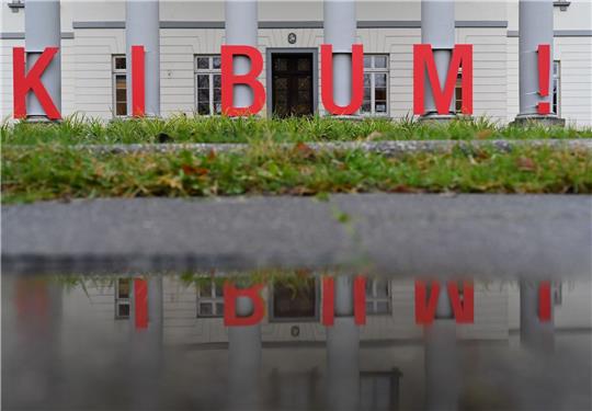 Große rote Buchstaben mit der Aufschrift "KIBUM" (Kinder- und Jugendbuchmesse) vor dem Gebäude der Stadtbibliothek.