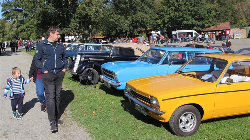125 Jahre Opel Automobile: Oldtimer-Treffen in Wöltingerode Große und kleine Besucher lassen sich in Wöltingerode von den Fahrzeugen begeistern.